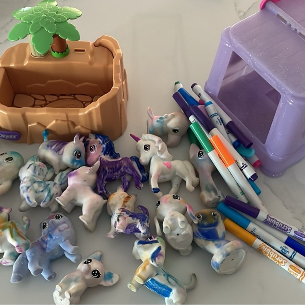 Scribble ScrubbiesColorful Animal Figurines, tub, and markers.